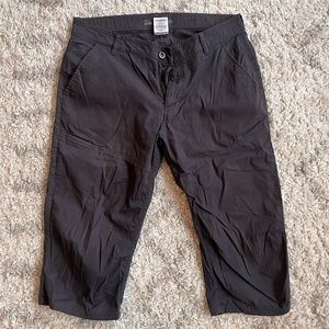 - SOLD - Mountain Hardwear 3/4 Logan Canyon pants size 32
